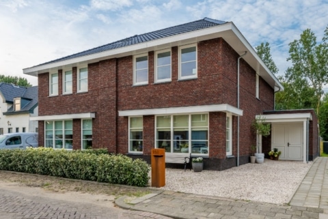 2-onder-1 kap  woning met schilddak te Pernis