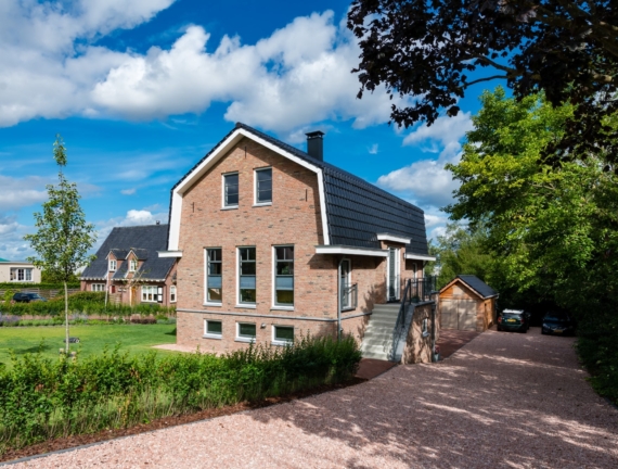 Dijkwoning met mansardekap te Aalsmeer