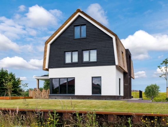 Rietgedekte dijkwoning te Den Haag