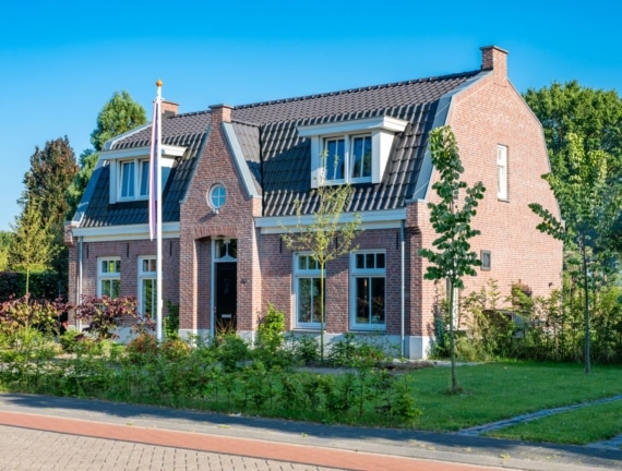 Vrijstaande woning met mansardedak te Haaren