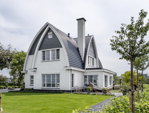 Klassieke woning met gebogen kappen